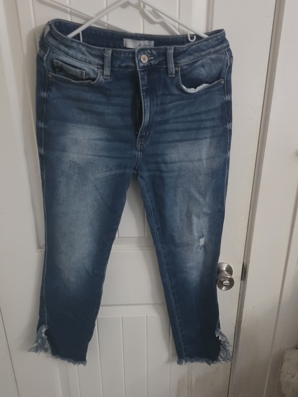 KanCan Frayed Hem Cropped Jeans in Washed Blue